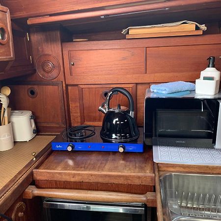 فندق Unique Wooden Sail Yacht + 2 Bikes Included! سان أدريان دي بيزوس المظهر الخارجي الصورة