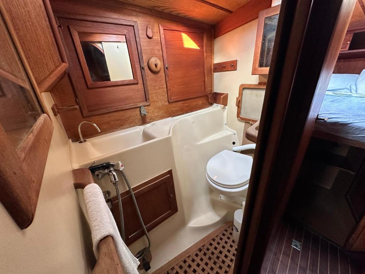 فندق Unique Wooden Sail Yacht + 2 Bikes Included! سان أدريان دي بيزوس المظهر الخارجي الصورة