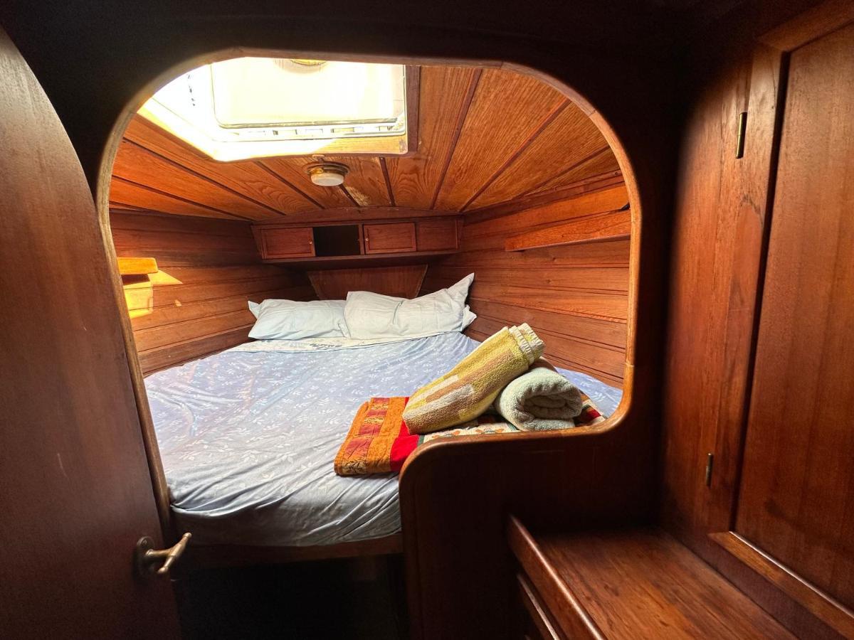 فندق Unique Wooden Sail Yacht + 2 Bikes Included! سان أدريان دي بيزوس المظهر الخارجي الصورة